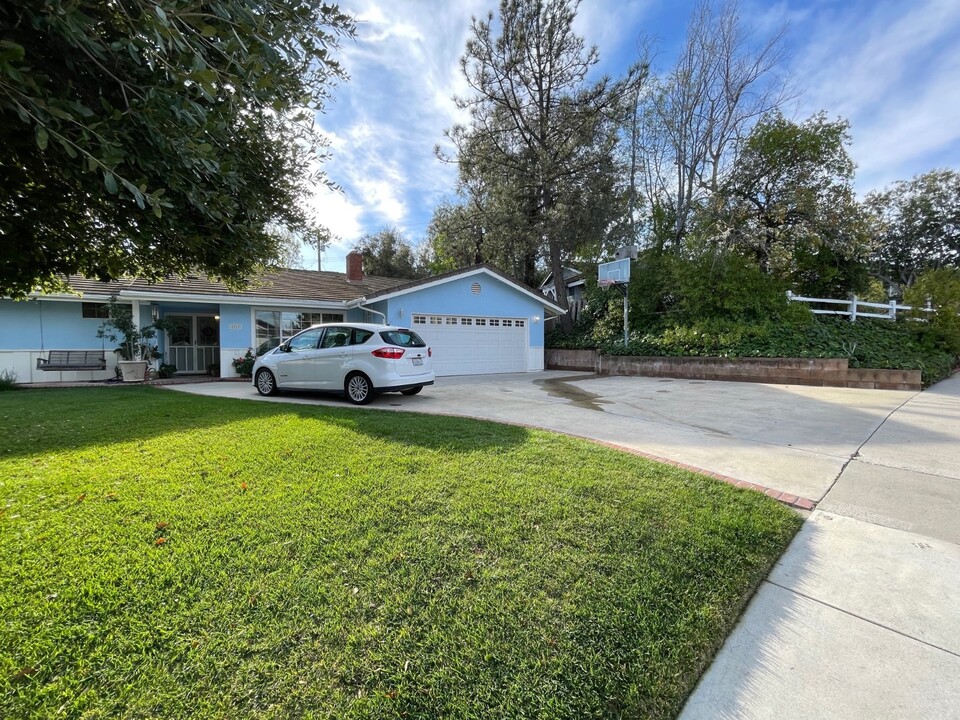 2058 Maricio Cir in Thousand Oaks, CA - Foto de edificio