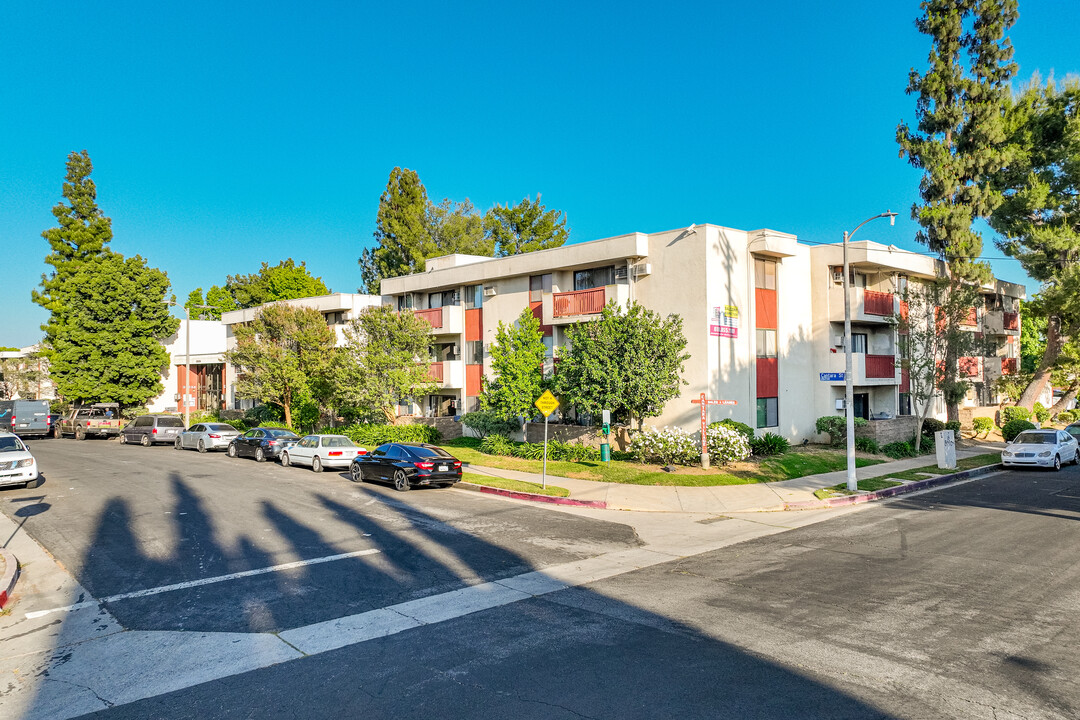 20234 Cantara St in Winnetka, CA - Building Photo