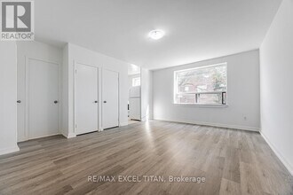 4 Hill Heights Rd in Toronto, ON - Building Photo - Building Photo