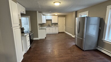106 Tell St, Unit Apt 2——2nd Floor in Providence, RI - Foto de edificio - Building Photo