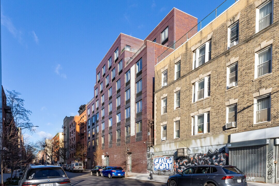 252 E 2nd St in New York, NY - Building Photo