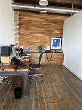 10k sqft LiveWork Space w Green/White Screen in Chicago, IL - Foto de edificio - Building Photo