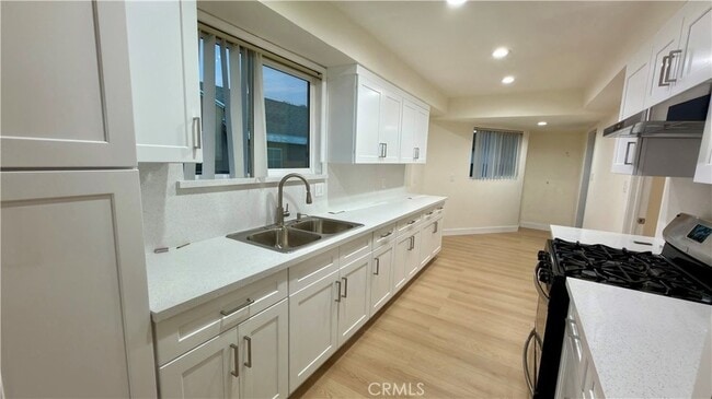 11246 Saticoy St in Los Angeles, CA - Foto de edificio - Building Photo