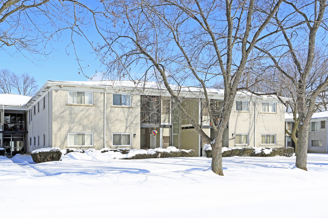 Country Apartments in Farmington, MI - Building Photo