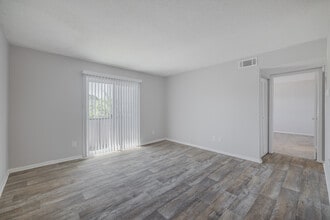 Spring Hill Apartments in Goose Creek, SC - Foto de edificio - Interior Photo
