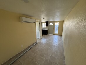 11209 Virginia Ave, Unit A in Lynwood, CA - Foto de edificio - Building Photo