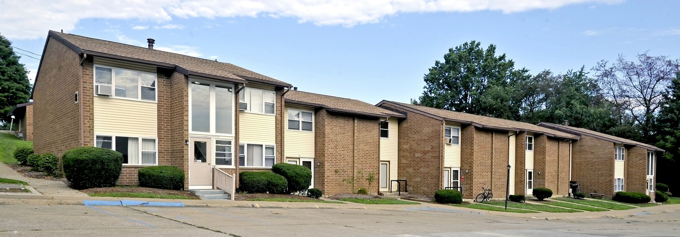 Hilltop Manor Apartments in Orrville, OH - Building Photo