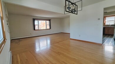 21 Rose St, Unit 2nd floor in East Rutherford, NJ - Foto de edificio - Building Photo