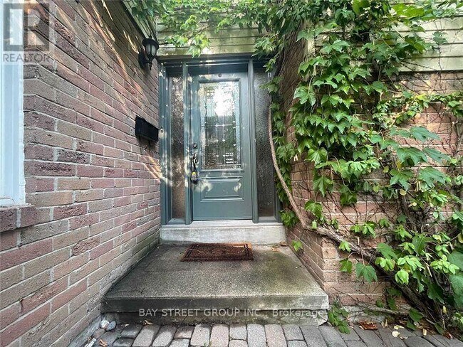 1028 Bridlewood Trail in Oakville, ON - Building Photo - Building Photo