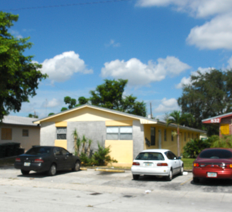 832-836 SW 10th St in Hallandale Beach, FL - Building Photo