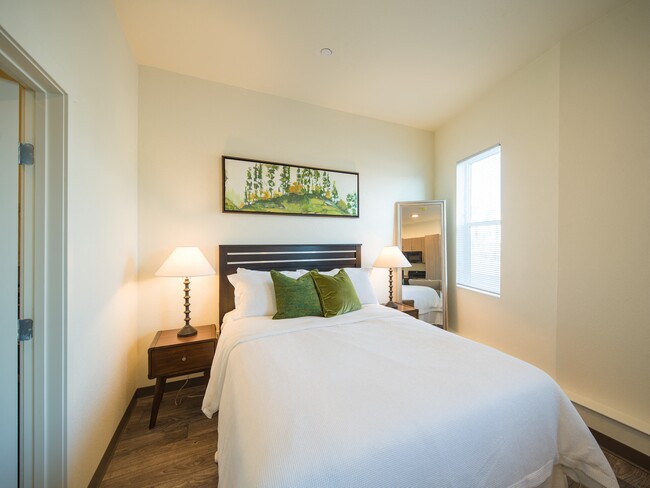 Karl's Farm Affordable Senior Apartments in Northglenn, CO - Foto de edificio - Building Photo