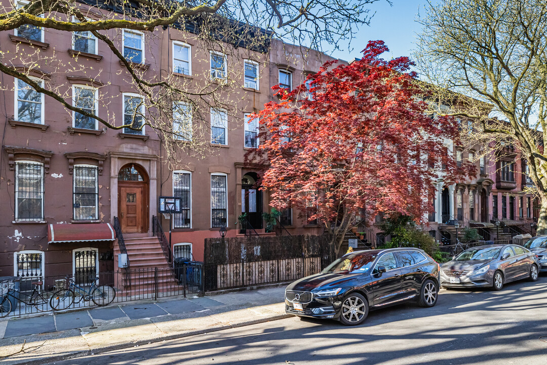 300 Macon Street in Brooklyn, NY - Foto de edificio