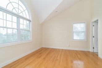 123 Russell St, Unit 1 in Waltham, MA - Building Photo - Building Photo