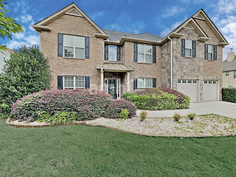 731 Langley Farms Dr in Loganville, GA - Building Photo