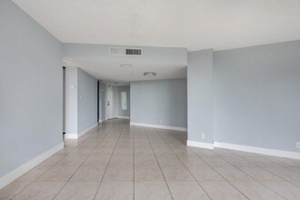 3475 N Country Club Dr, Unit 705 in Miami, FL - Building Photo - Building Photo