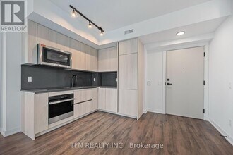 327-4327 King St W in Toronto, ON - Building Photo - Building Photo