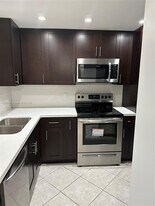 658 NE 195th St in Miami, FL - Building Photo