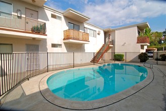 13759 Oxnard Street Apartments in Van Nuys, CA - Foto de edificio - Building Photo