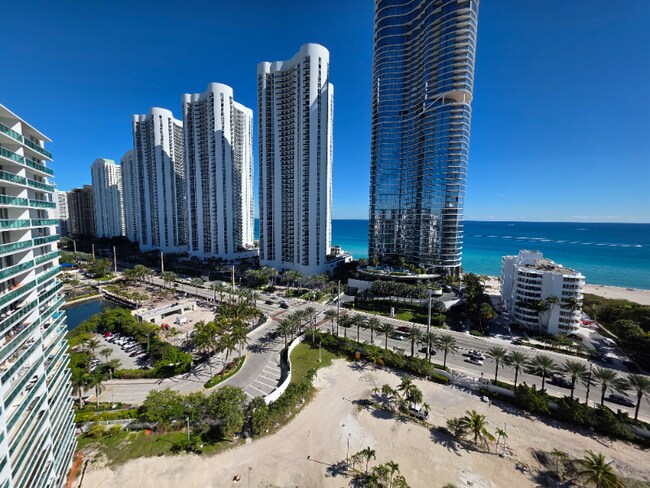 100 Bayview Dr in Sunny Isles Beach, FL - Foto de edificio - Building Photo