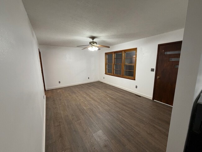 502 Bluebird Dr in Russell Springs, KY - Building Photo - Building Photo