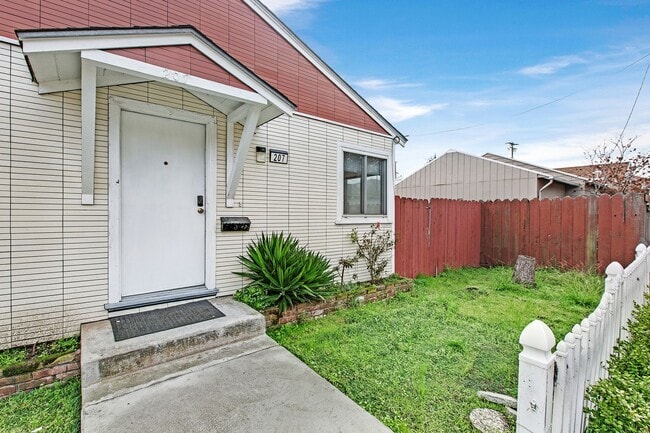 207 Forest Ln in San Bruno, CA - Building Photo - Building Photo