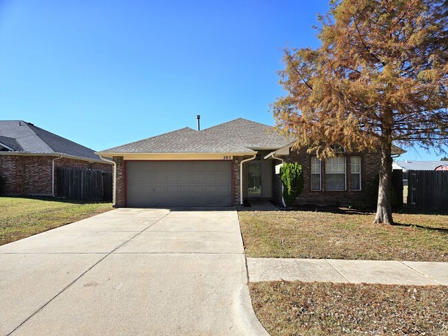 205 N Eastgate Dr in Yukon, OK - Building Photo - Building Photo