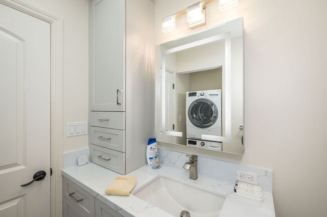 1009 S Norfolk St in San Mateo, CA - Building Photo - Building Photo