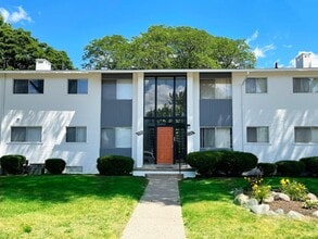 Golfview Apartments in Sterling Heights, MI - Building Photo - Building Photo