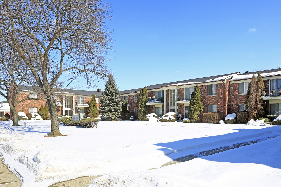 Val-Mar Manor in St. Clair Shores, MI - Building Photo
