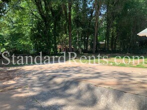 563 Rowland Rd in Stone Mountain, GA - Building Photo - Building Photo