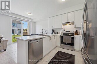 13 Edminston Dr in Fergus, ON - Building Photo - Building Photo