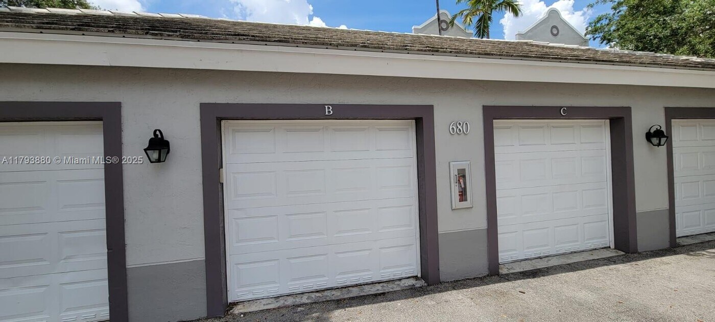 677 SW 111th Ave in Pembroke Pines, FL - Building Photo