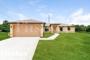 50 Queen Ct in Lehigh Acres, FL - Building Photo