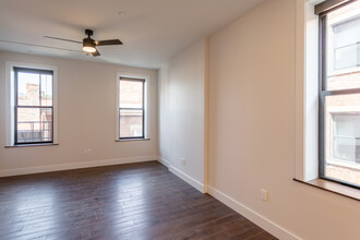 Columbia Flats in Cincinnati, OH - Building Photo - Interior Photo