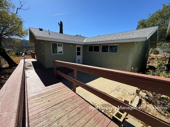 14342 Hardtree Dr in Lake Hughes, CA - Foto de edificio