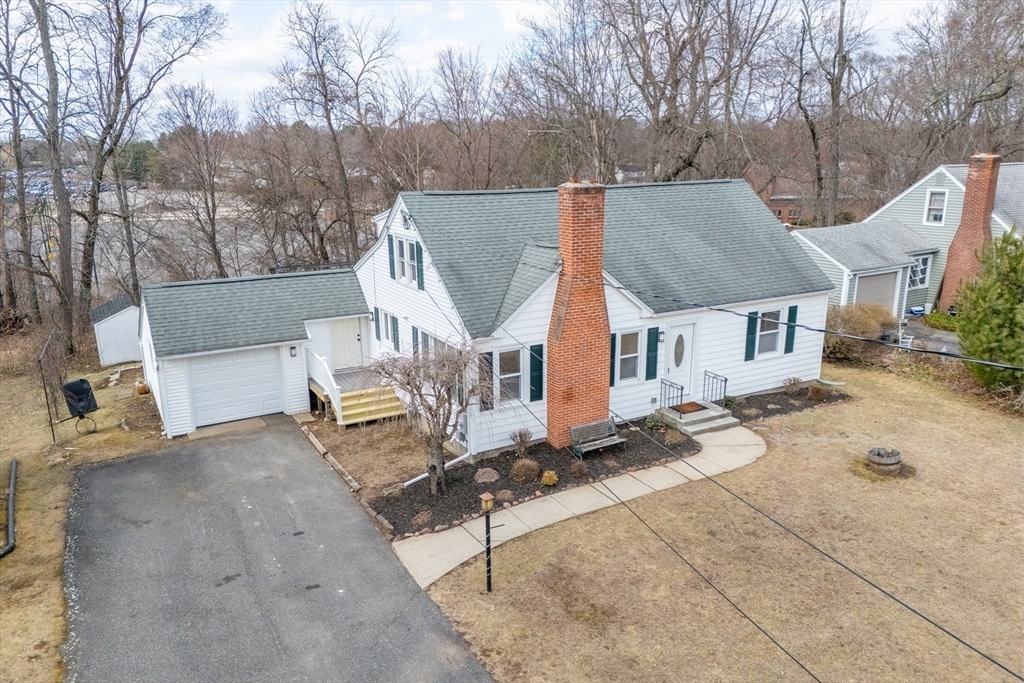 27 Knollwood Dr in East Longmeadow, MA - Building Photo