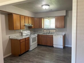 712 SW 4th Pl in Moore, OK - Building Photo - Building Photo