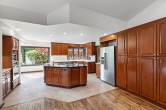 17960 SW Normandy Ter in Normandy Park, WA - Building Photo - Building Photo