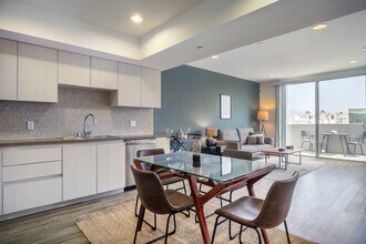 10473 Santa Monica Blvd in Los Angeles, CA - Building Photo - Building Photo