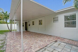 1205 S Lake Dr in Lantana, FL - Building Photo - Building Photo