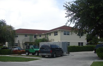 380 SE 19th Ave in Deerfield Beach, FL - Building Photo - Building Photo