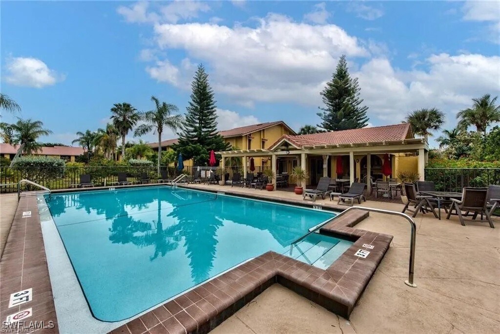 9895 Citadel Ln in Bonita Springs, FL - Foto de edificio