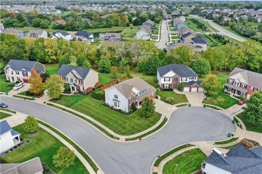 410 Gateshead Ct in Westfield, IN - Foto de edificio