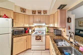 9705 Fontainebleau Blvd in Miami, FL - Building Photo - Building Photo