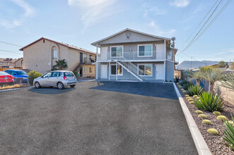 Sunset Bungalos in Henderson, NV - Building Photo - Primary Photo