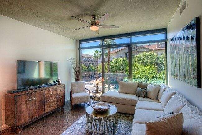 100 W Portland St in Phoenix, AZ - Foto de edificio - Building Photo