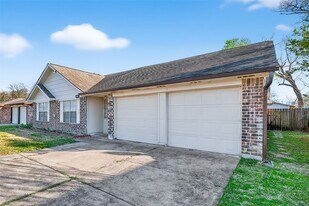 15811 Pfeiffer Dr in Houston, TX - Building Photo