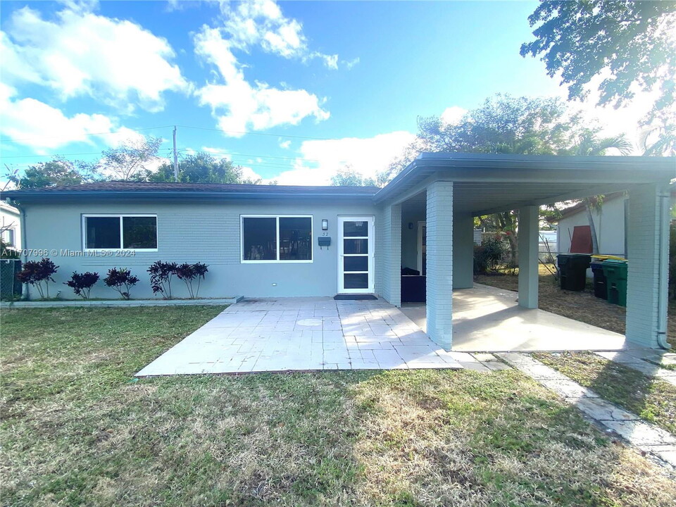 32 SE 8th St in Dania Beach, FL - Building Photo