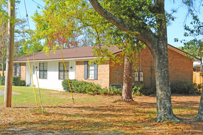 1641-1663 Fairchild St in Pensacola, FL - Building Photo - Building Photo