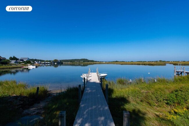 13 Norton Pl in Southampton, NY - Building Photo - Building Photo